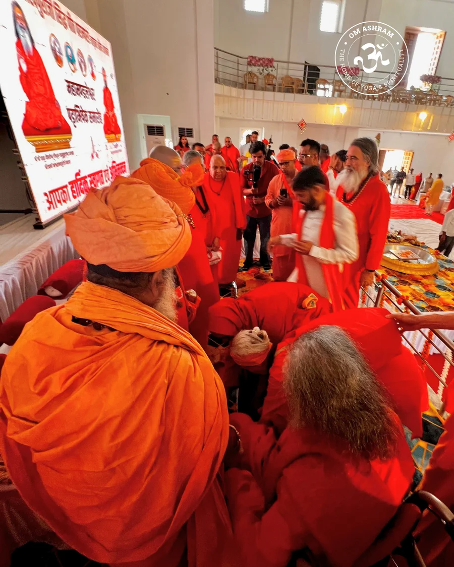Vishwaguru Swami Maheshwarananda Puri Ji with 16 high authorities of Nirvani Akhara at OM Ashram.
